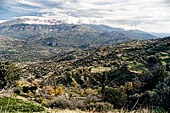 Creta - Paesaggio di montagna lungo la strada da Agia Galini a Spili, i monti Idi in lontananza avvolti nelle nuvole. 